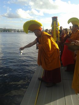 Teaserbild zur Veranstaltung Zu Gast im Japanischen Palais: Tibetische Mönche streuen ein Sandmandala für den Frieden.  