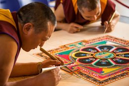 Teaserbild zur Veranstaltung Zu Gast im Japanischen Palais: Tibetische Mönche streuen ein Sandmandala für den Frieden.