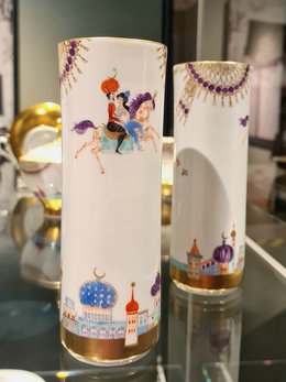 Teaserbild zur Veranstaltung Fantastische Geschichten auf Porzellan - Aladin und die Wunderlampe zu Gast im Japanischen Palais