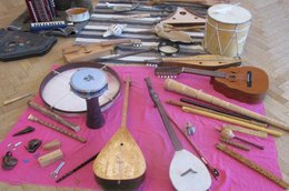 Teaserbild zur Veranstaltung KlangHütte stellt sich vor - mit Instrumenten, Literatur und Bei-Spielen