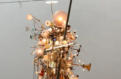 Installation aus verschiedenen Lampen und Lichtquellen in Form einer Figur