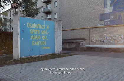 Ein Screenshot aus einem Film über ukrainische Kunst