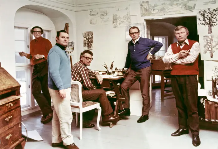 Fotografie mit fünf Männern in einem Raum