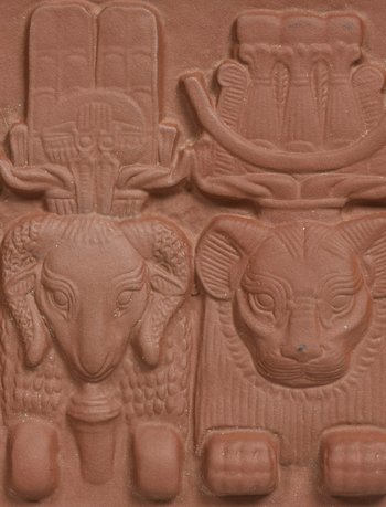 Gegenstand aus terracottafarbenem Material mit drei Tierfiguren