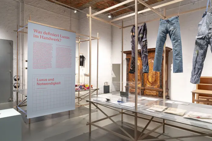 Ausstellungsraum mit Objekten und Plakaten