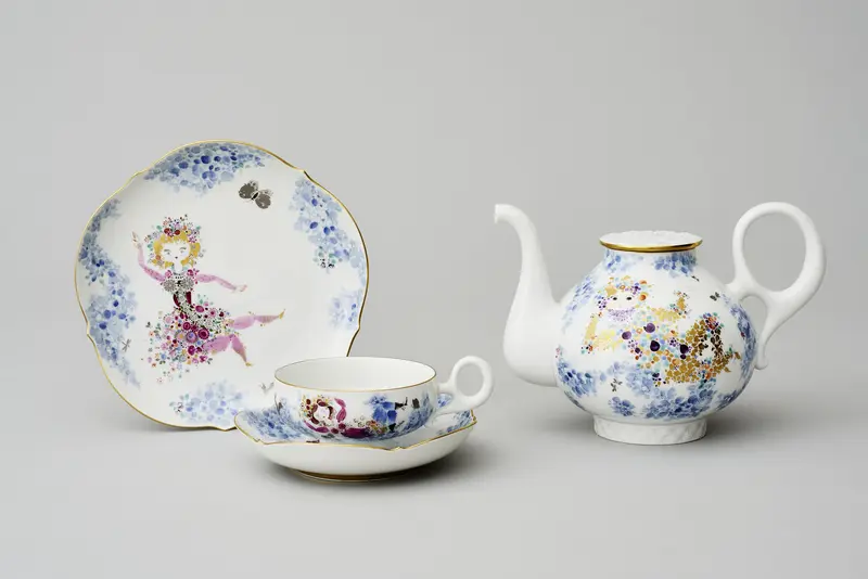 Kanne, Teller und Tasse mit filigraner Bemalung