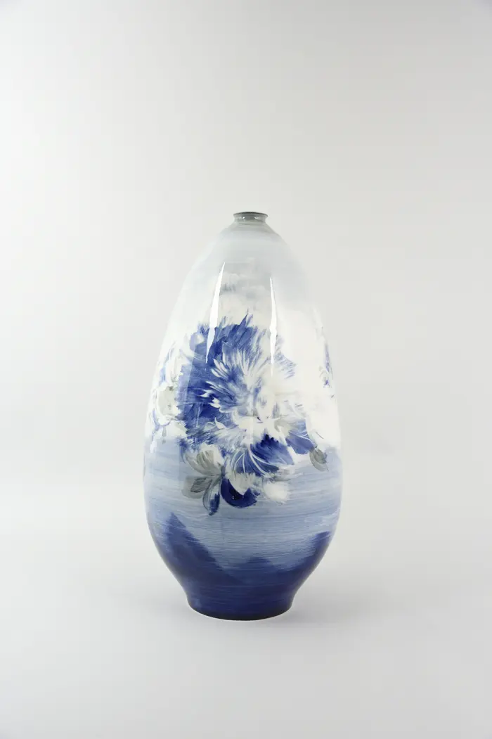 Vase mit blau-weißer Bemalung