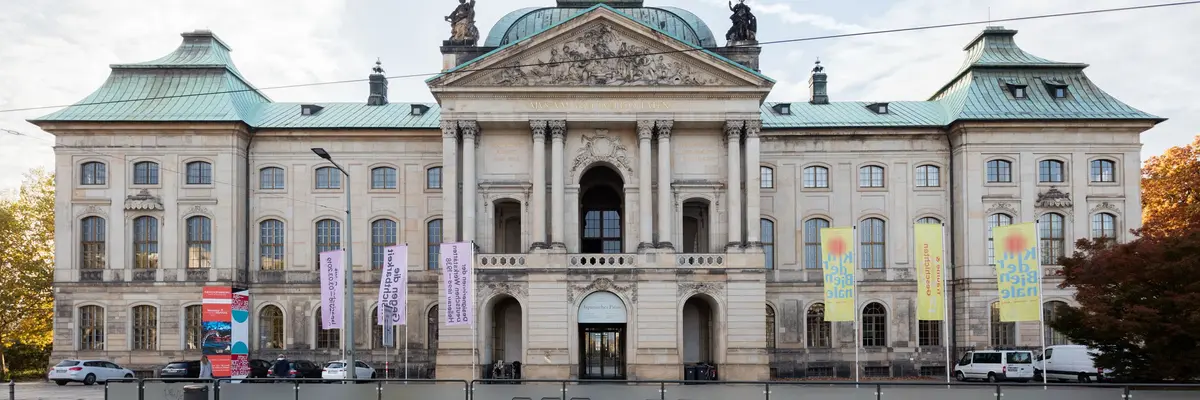 Japanisches Palais vom Palaisplatz Gebäude
