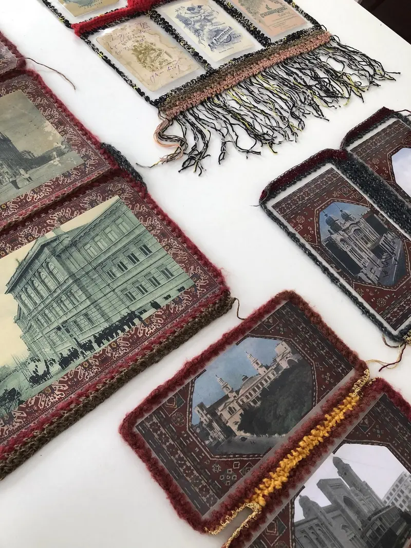 Mehrere kleine, kunstvolle Teppiche