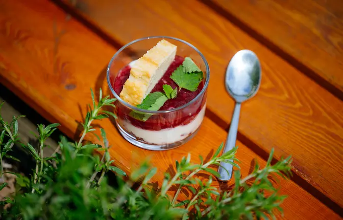 ein Dessert auf einem Tisch