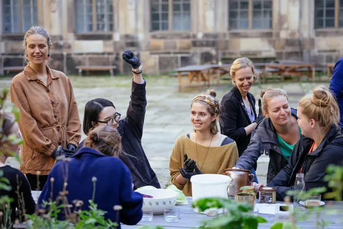 junge Frauen sitzen draußen an einem Tisch