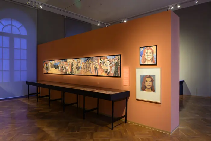 Ausstellungsraum mit Porzellanfiguren