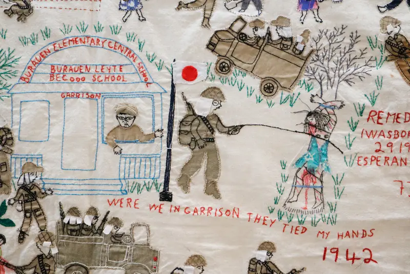 Kriegserfahrungen auf Stoff dargestellt