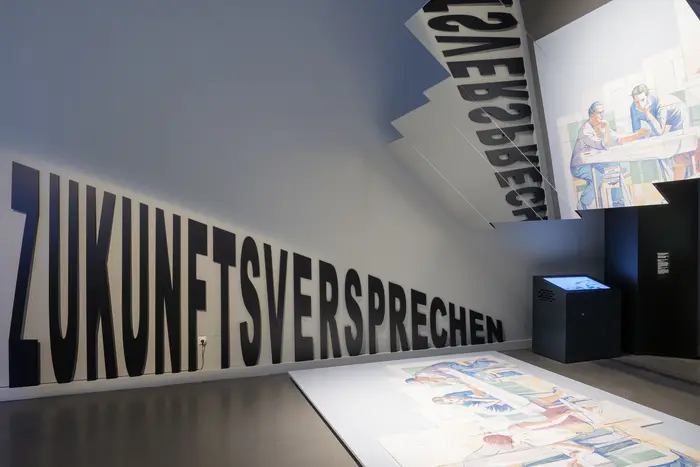 Ausstellungsraum mit Porzellanfiguren