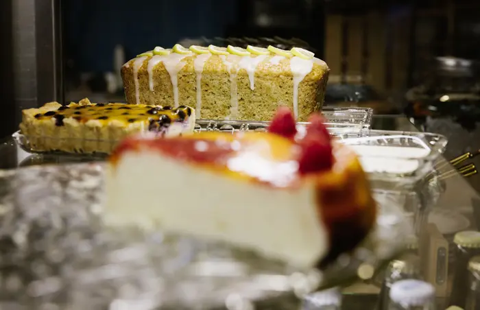 mehrere Stück Kuchen auf einem Tisch