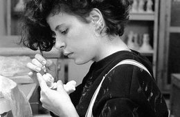 Bossiererin in der Meissener Porzellanmanufaktur, Gerhard Weber, 1988/1992 Frau die ein Porzellangefäß bemalt