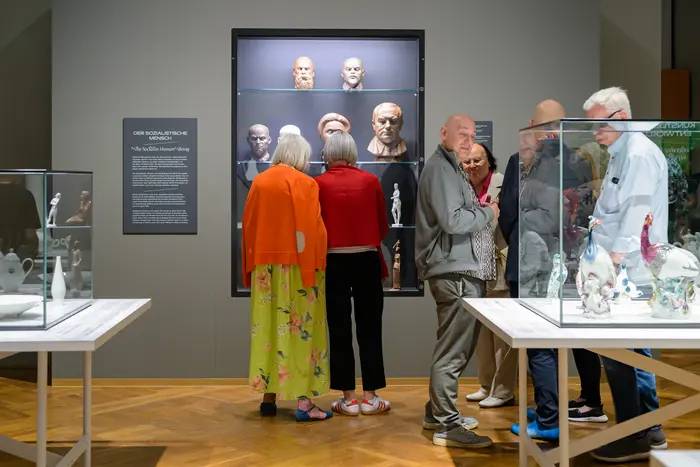 Ausstellungsansicht "Die blauen Schwerter - Meissen in der DDR" 