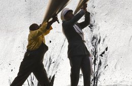 William Kentridge, Still aus „More Sweetly Play The Dance", 2014 gezeichnete Figuren mit Megafonen in der Hand laufen vor einem grauen Hintergrund