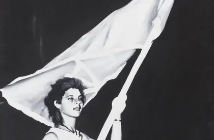 Eine Frau mit einer Flagge