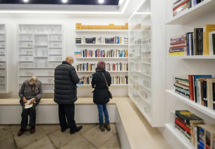 Edmund de Waal, library of exile, 2019