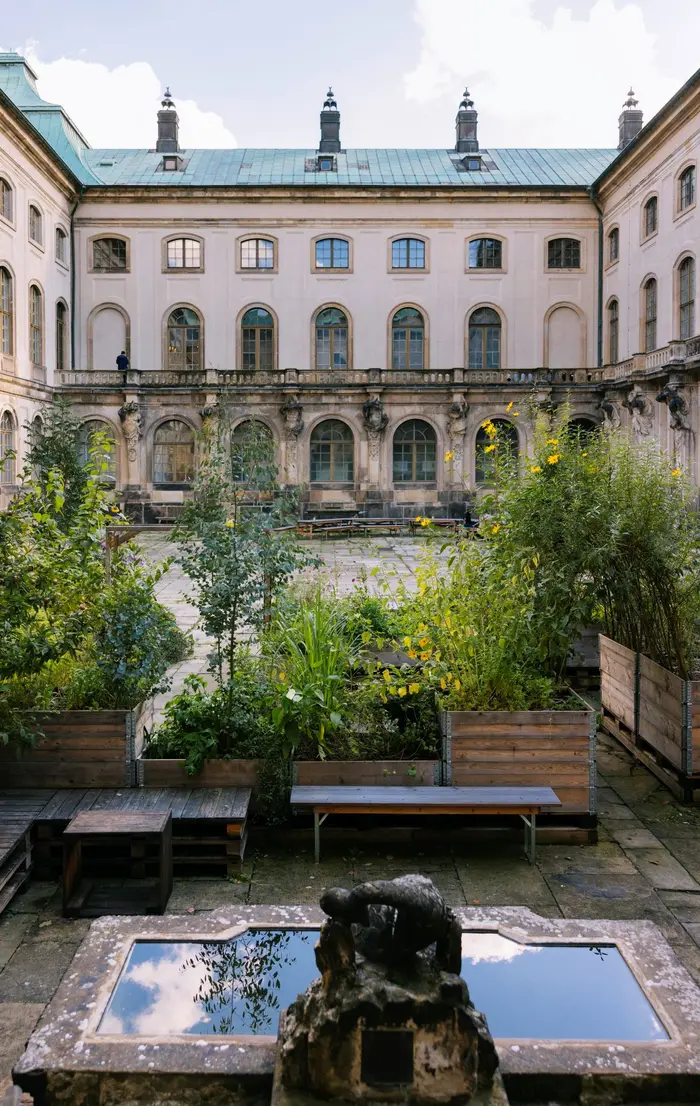 Garten mit Brunnen in einem Innenhof