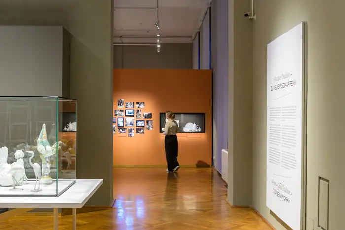 Ausstellungsraum mit Porzellanfiguren