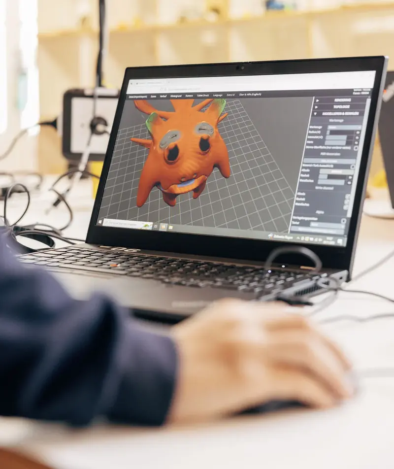 Laptop mit orangener Figur