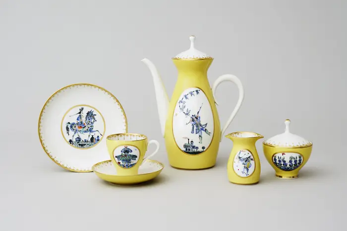 Kanne, Teller, Tasse und Zuckerdose in gelb mit Bemalung