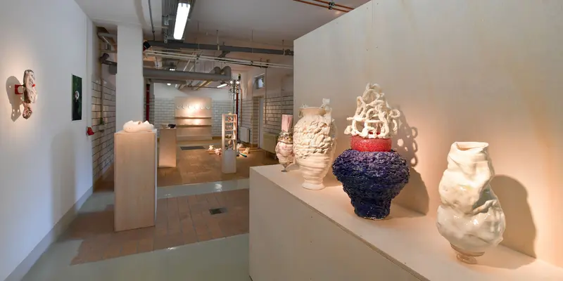 Skulpturen und Vasen aus Keramik im Ausstellungsraum