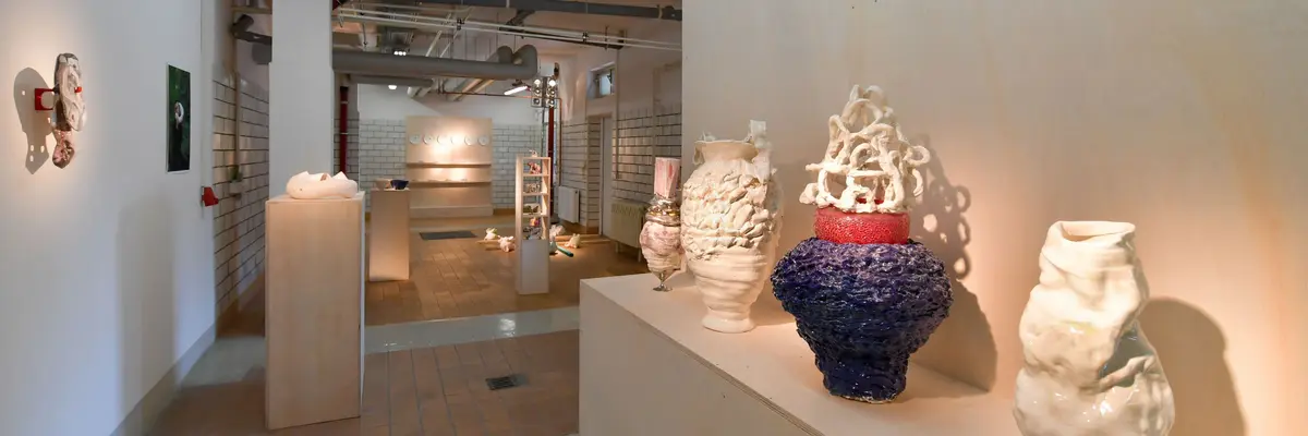Skulpturen und Vasen aus Keramik im Ausstellungsraum