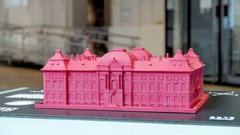 pinkes Modell eines Gebäudes
