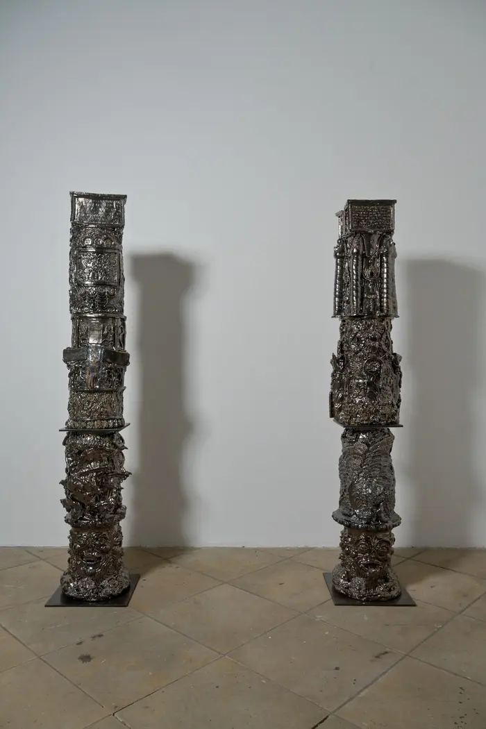 Silberne Keramikkunst mit Figuren