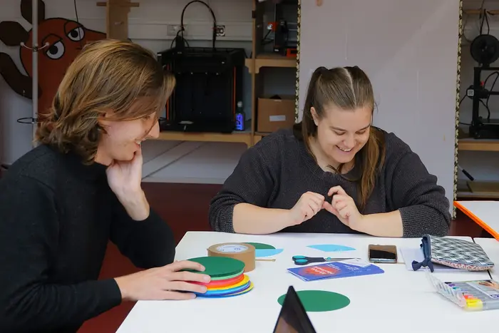 zwei Frauen sitzen einem Tisch