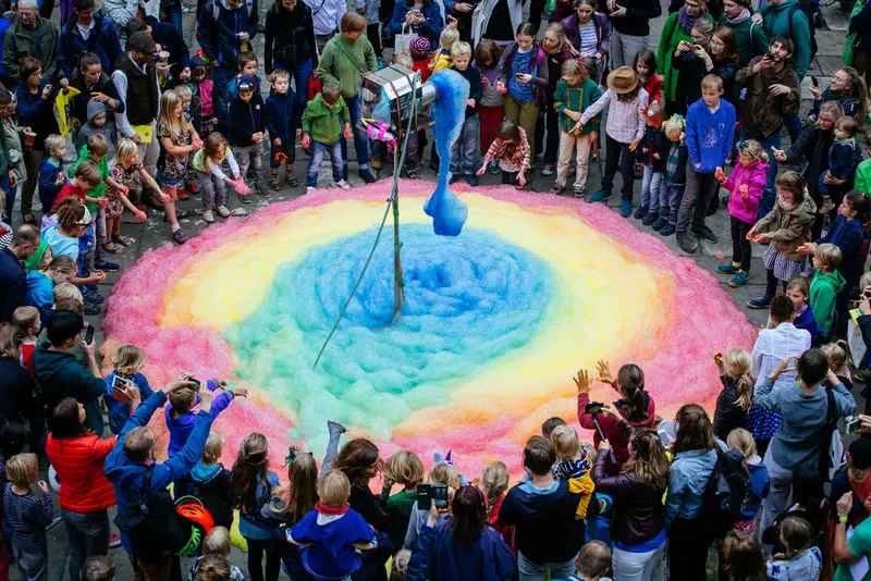 Hof mit buntem Schaum und vielen Kindern