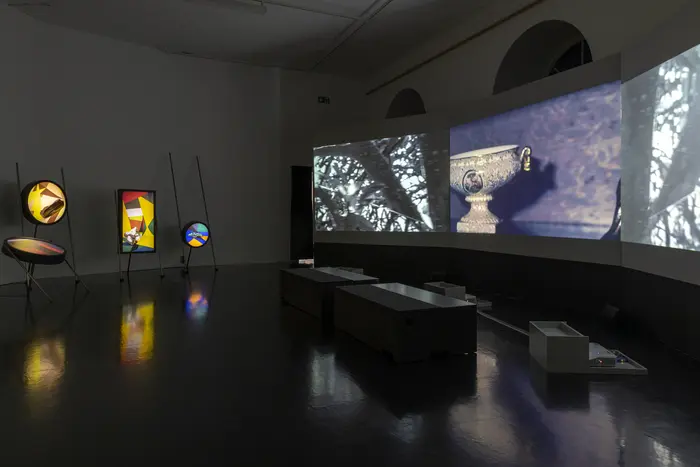 Ein dunkler Raum mit Projektionen an den Wänden