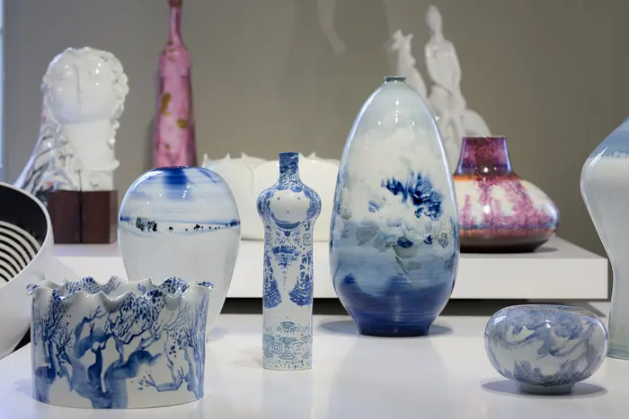 Ausstellungsraum mit Porzellanfiguren