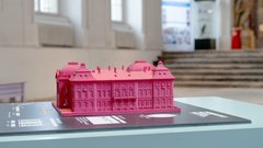 pinkes Modell eines Gebäudes