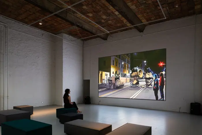 Ausstellungsansicht "Eppur si muove - und sie bewegt sich doch! Villa Massimo zu Gast im Japanischen Palais": bankleer, Taumelnde Leere, 2021