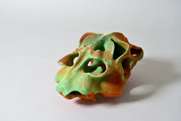 Geschwungene, grüne Keramikkunst