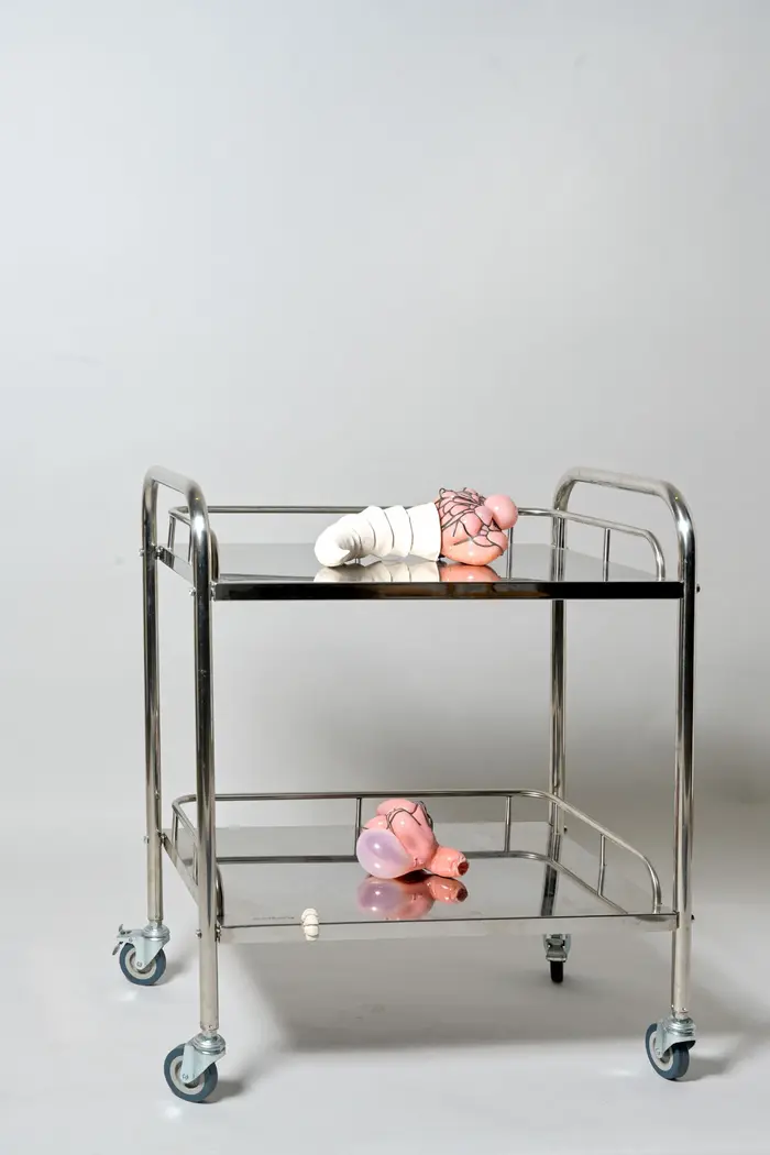 Metallwagen mit rosa Keramikkunst