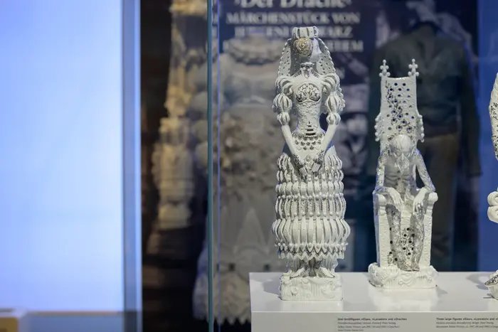Ausstellungsraum mit Porzellanfiguren