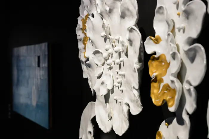 Ausstellungsraum mit Porzellanfiguren