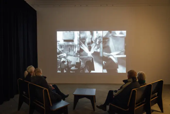Videoinstallation in der Ausstellung "Ode an das Handwerk" im Japanischen Palais