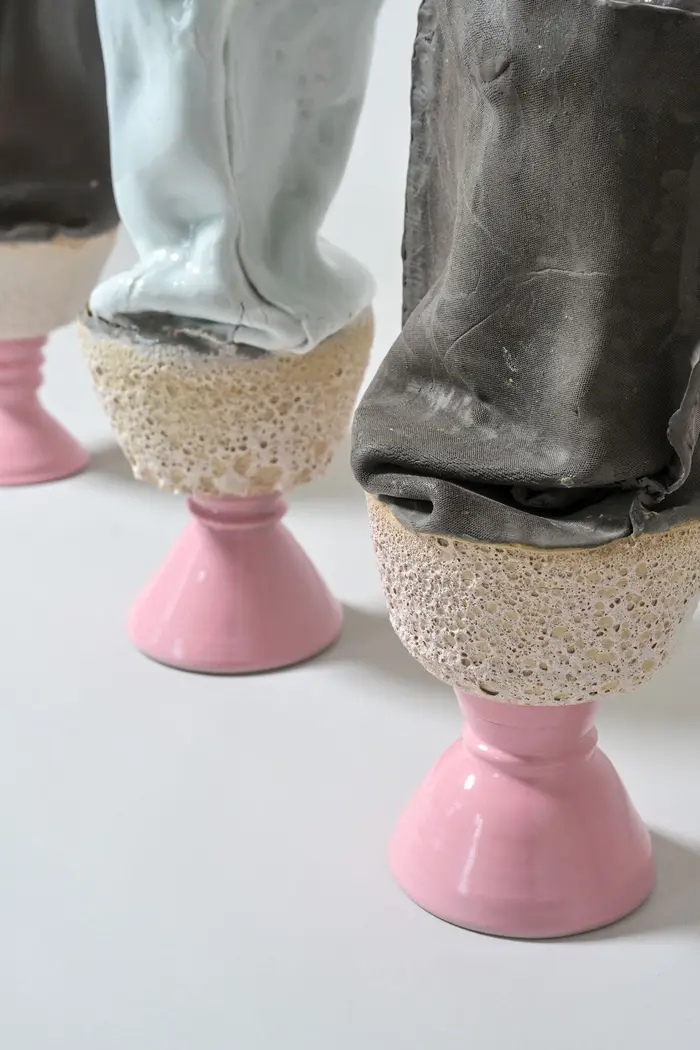 Bunte Keramikkelche mit Füllung aus Stoffen