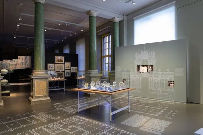 Ausstellungsraum mit Porzellanfiguren