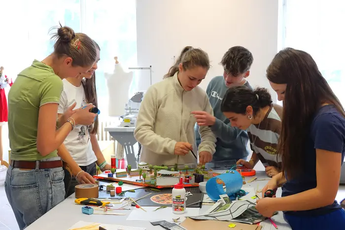 eine Gruppe Menschen steht an einem Tisch