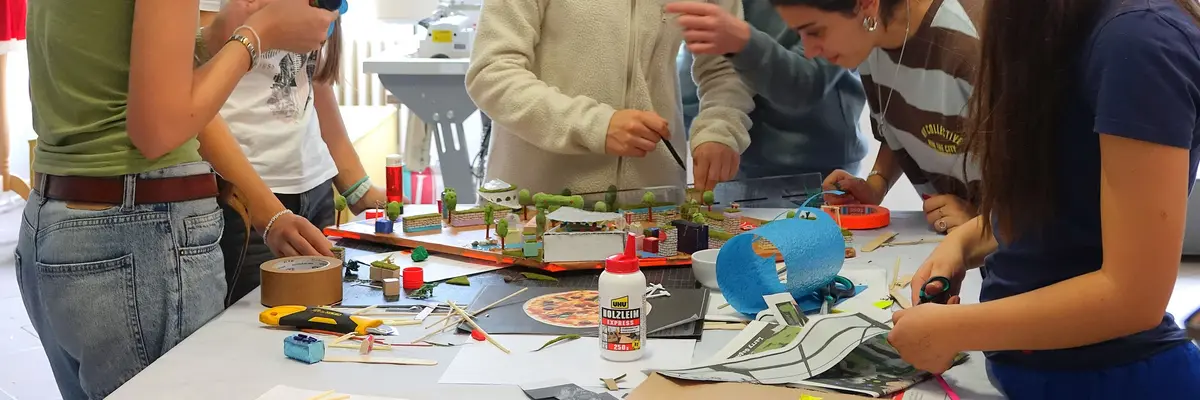 eine Gruppe Menschen steht an einem Tisch