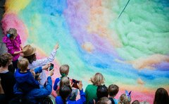regenbogenfarbener Schaum mit Kindern am Rande