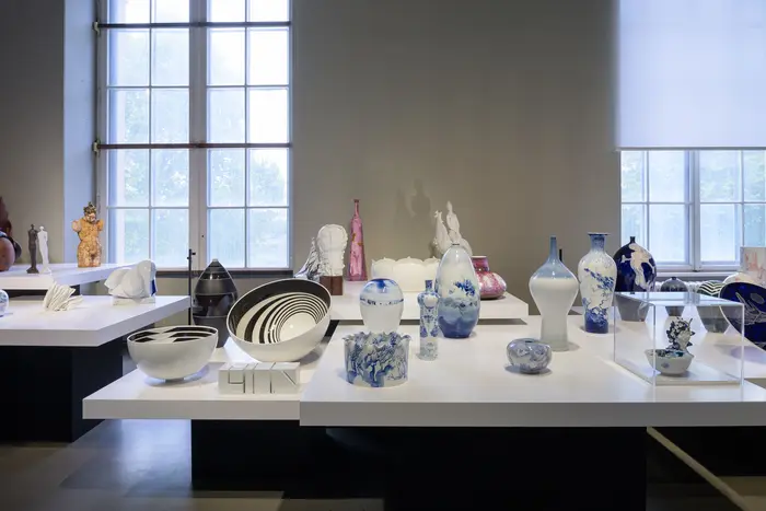 Ausstellungsraum mit Porzellanfiguren