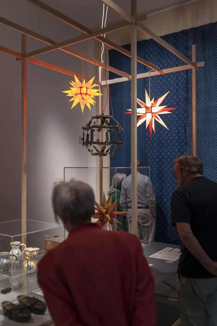 Menschen betrachten Ausstellungsobjekte